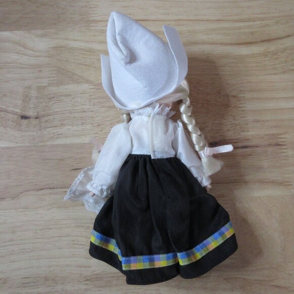 Precious Moments - Children of the World 9" Doll - Kari Holland - Picture 7 of 7